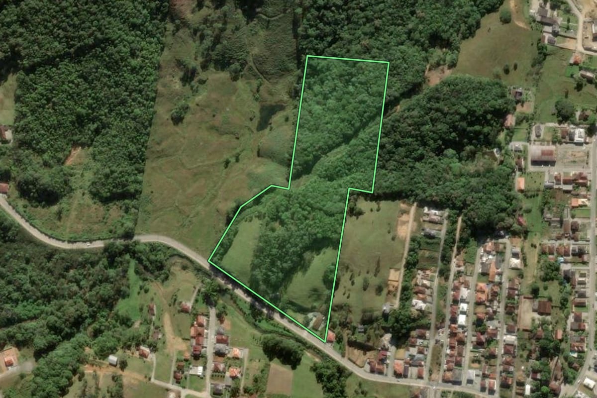 Imagem de satélite do imóvel rural em São Pedro de Alcântara (SC), com o contorno declarado no CAR desenhado por cima.
