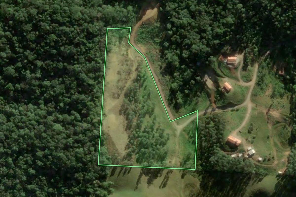 Imagem de satélite do imóvel rural em São Pedro de Alcântara (SC), com o contorno declarado no CAR desenhado por cima.