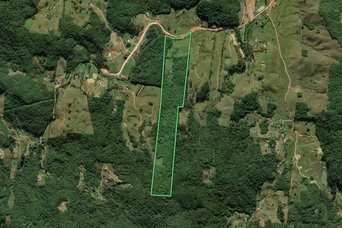 Imagem de satélite do imóvel rural em São Pedro de Alcântara (SC), com o contorno declarado no CAR desenhado por cima.