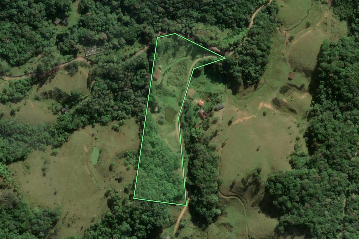 Imagem de satélite do imóvel rural em São Pedro de Alcântara (SC), com o contorno declarado no CAR desenhado por cima.