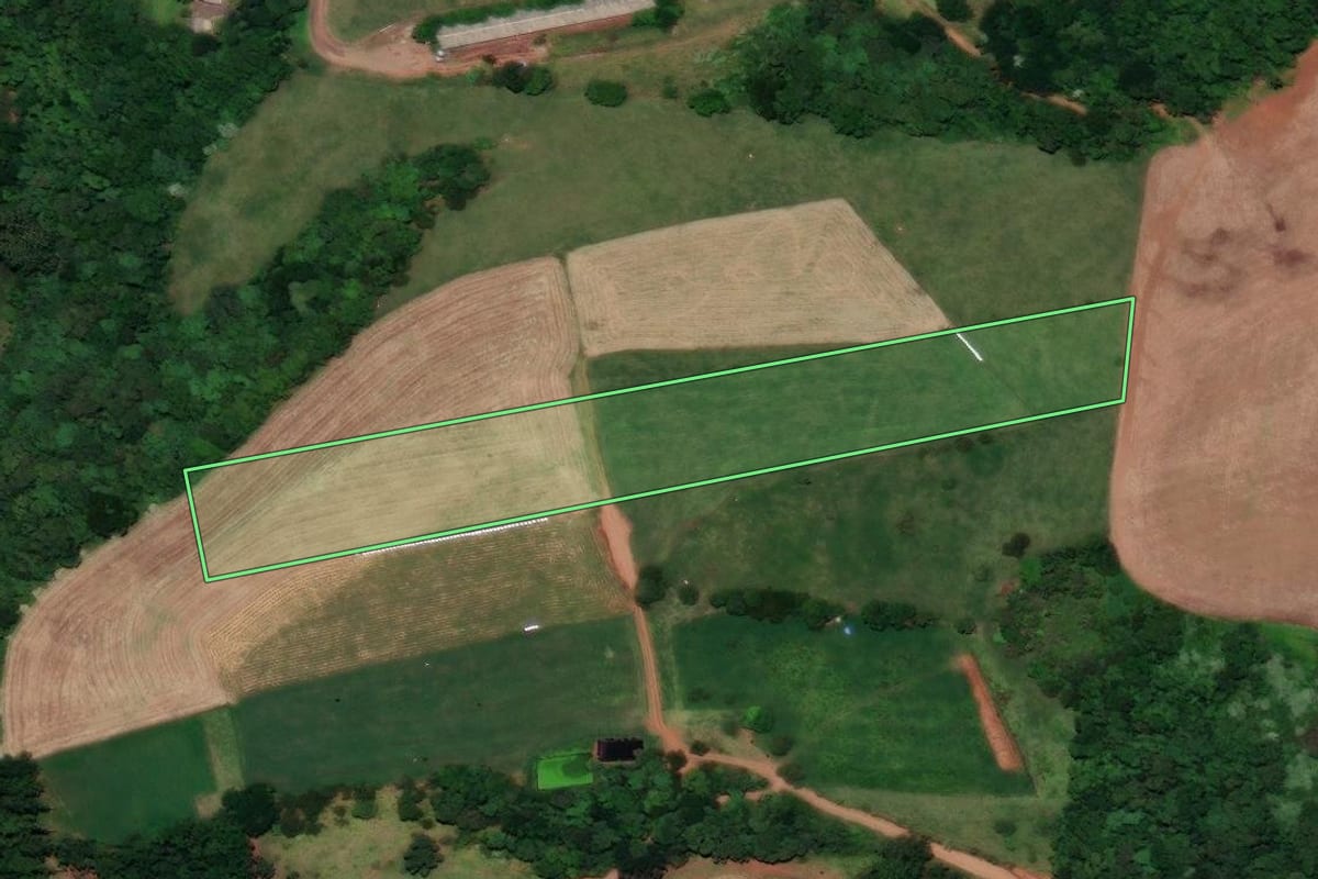 Imagem de satélite do imóvel rural em Saudades (SC), com o contorno declarado no CAR desenhado por cima.