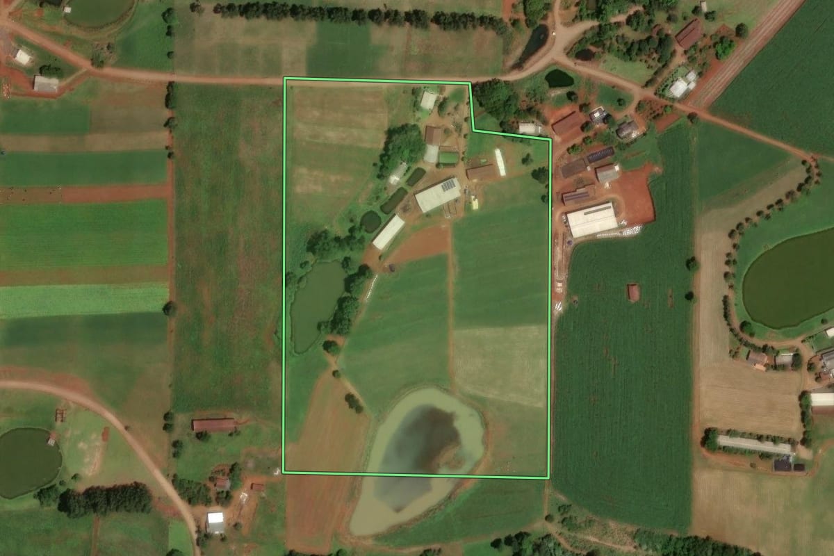 Imagem de satélite do imóvel rural em Saudades (SC), com o contorno declarado no CAR desenhado por cima.