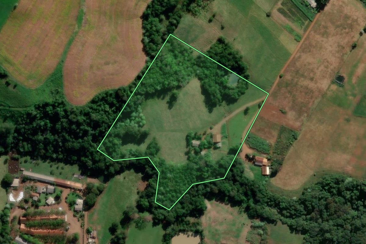 Imagem de satélite do imóvel rural em Saudades (SC), com o contorno declarado no CAR desenhado por cima.