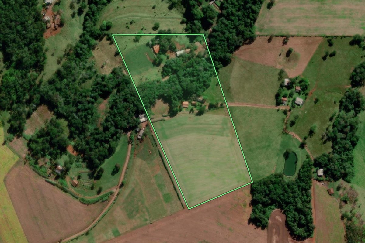 Imagem de satélite do imóvel rural em Saudades (SC), com o contorno declarado no CAR desenhado por cima.