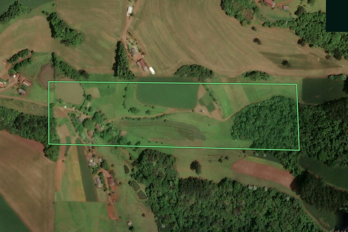 Imagem de satélite do imóvel rural em Saudades (SC), com o contorno declarado no CAR desenhado por cima.