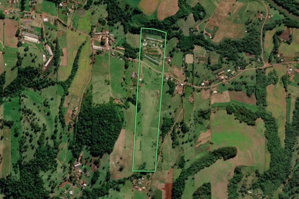 Imagem de satélite do imóvel rural em Saudades (SC), com o contorno declarado no CAR desenhado por cima.