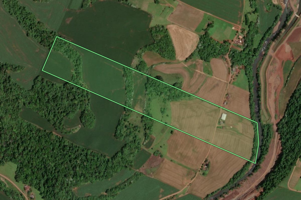 Imagem de satélite do imóvel rural em Saudades (SC), com o contorno declarado no CAR desenhado por cima.