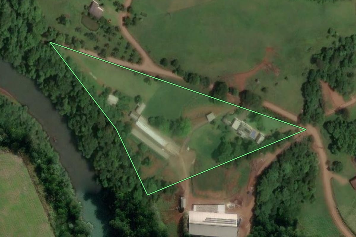 Imagem de satélite do imóvel rural em Saudades (SC), com o contorno declarado no CAR desenhado por cima.