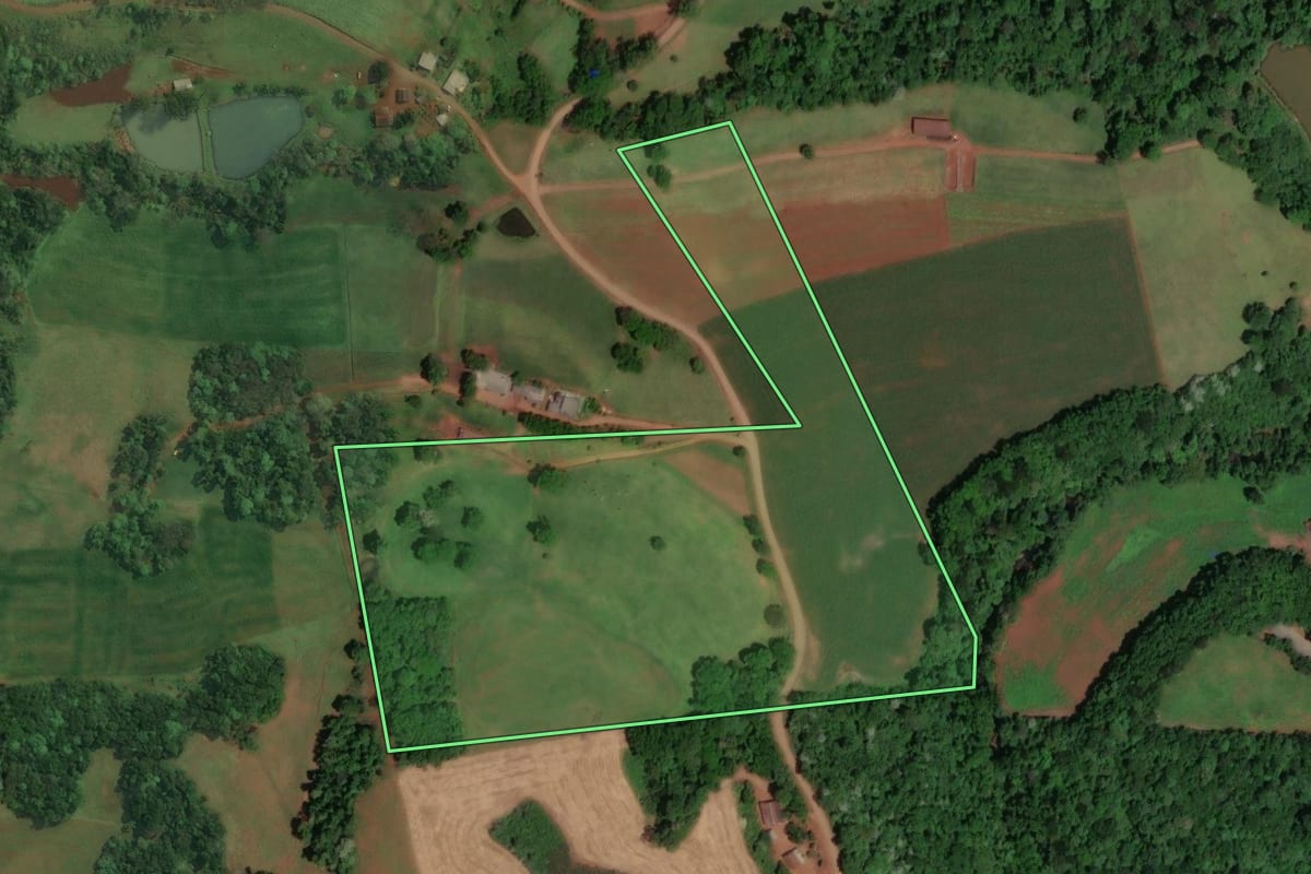 Imagem de satélite do imóvel rural em Saudades (SC), com o contorno declarado no CAR desenhado por cima.
