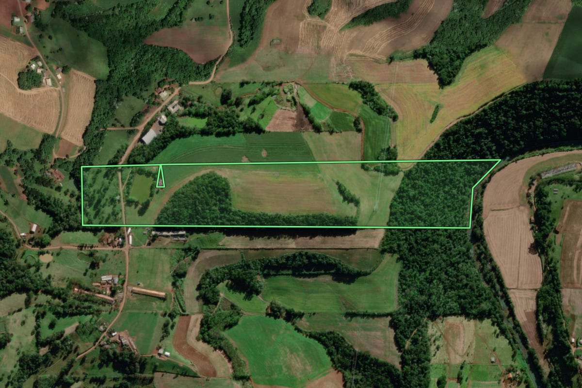 Imagem de satélite do imóvel rural em Saudades (SC), com o contorno declarado no CAR desenhado por cima.
