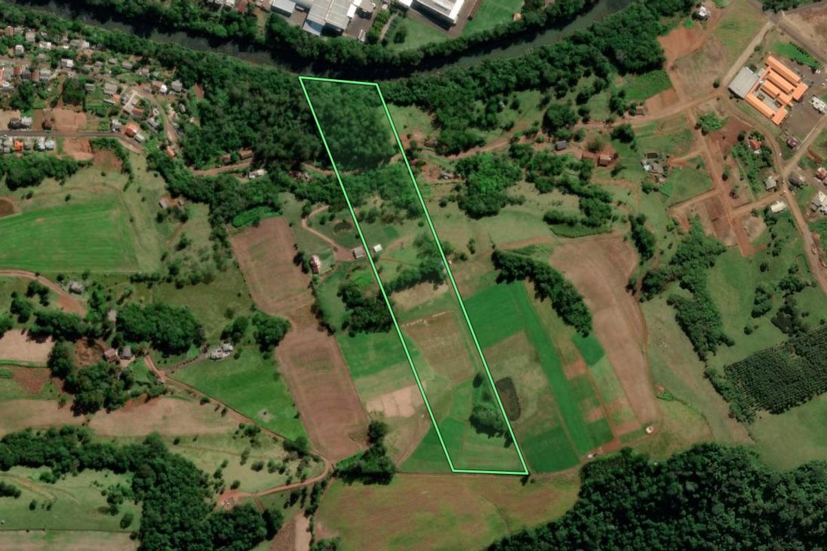 Imagem de satélite do imóvel rural em Saudades (SC), com o contorno declarado no CAR desenhado por cima.