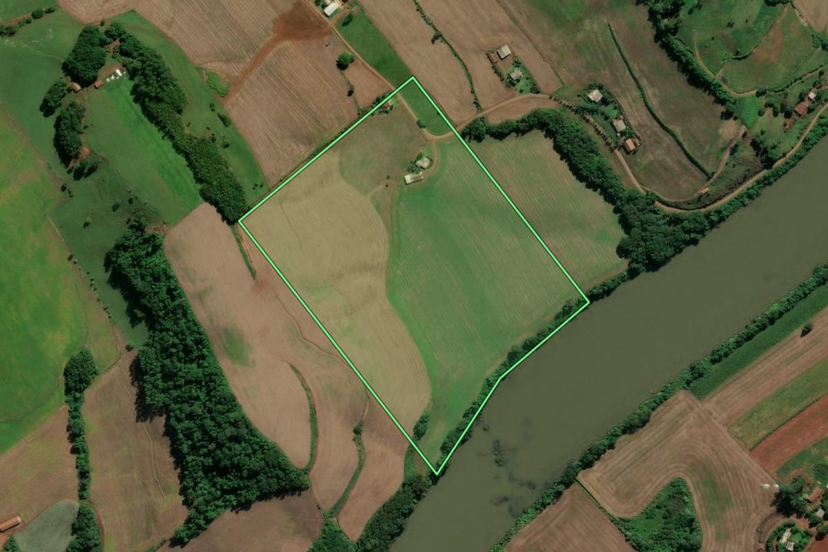 Imagem de satélite do imóvel rural em Saudades (SC), com o contorno declarado no CAR desenhado por cima.
