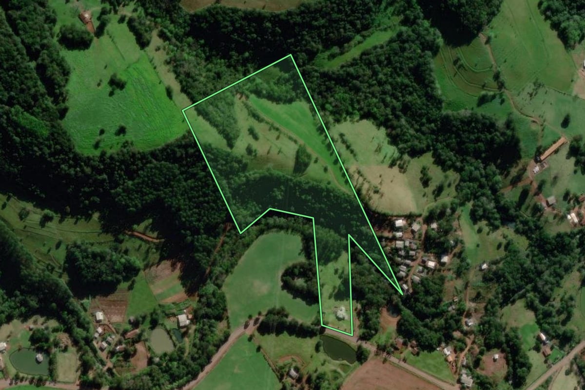 Imagem de satélite do imóvel rural em Saudades (SC), com o contorno declarado no CAR desenhado por cima.