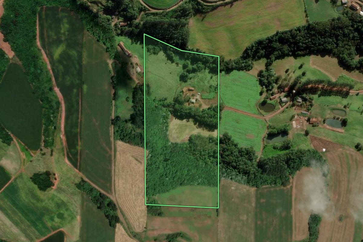 Imagem de satélite do imóvel rural em Saudades (SC), com o contorno declarado no CAR desenhado por cima.