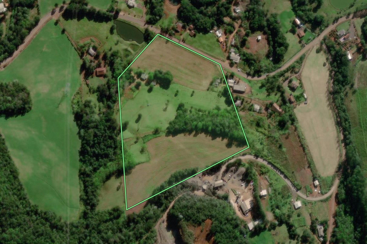 Imagem de satélite do imóvel rural em Saudades (SC), com o contorno declarado no CAR desenhado por cima.