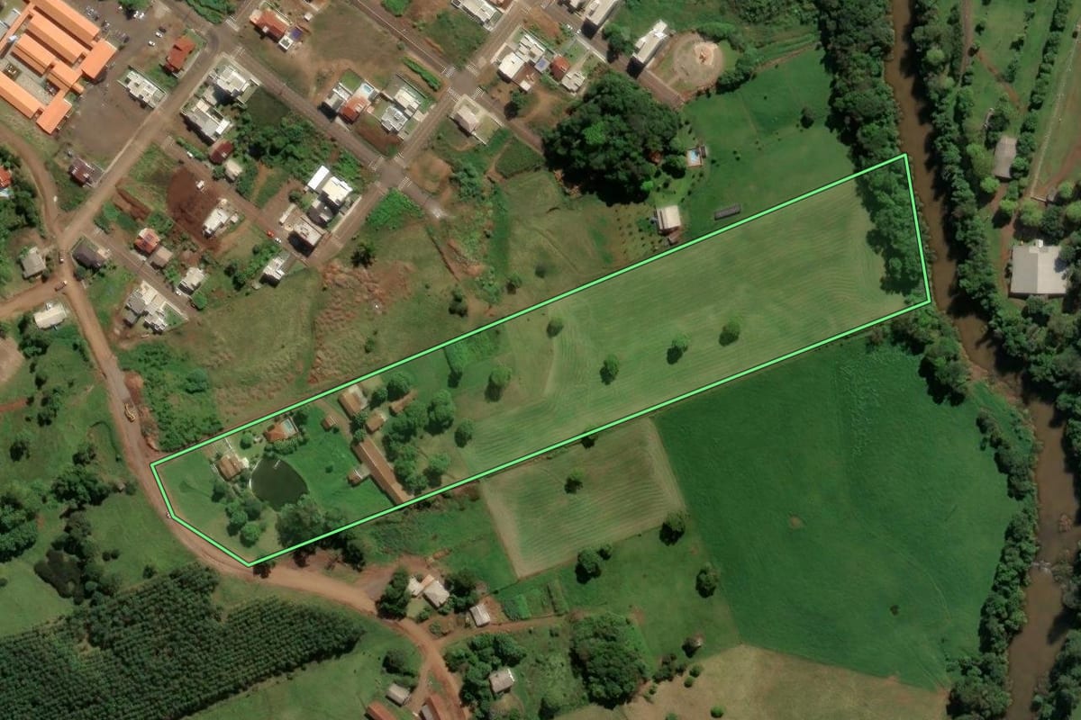 Imagem de satélite do imóvel rural em Saudades (SC), com o contorno declarado no CAR desenhado por cima.