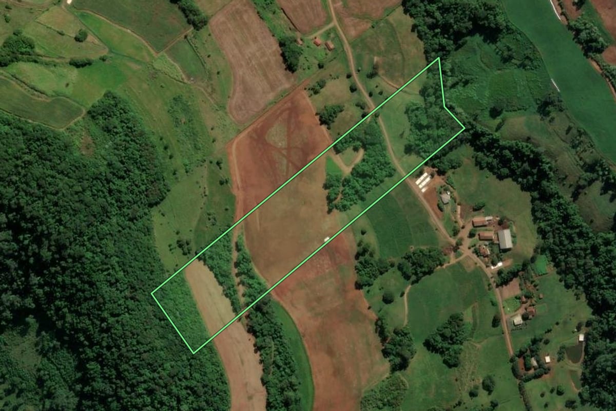 Imagem de satélite do imóvel rural em Saudades (SC), com o contorno declarado no CAR desenhado por cima.