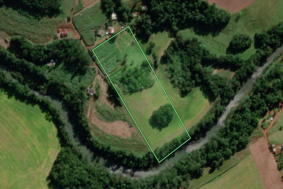 Imagem de satélite do imóvel rural em Saudades (SC), com o contorno declarado no CAR desenhado por cima.