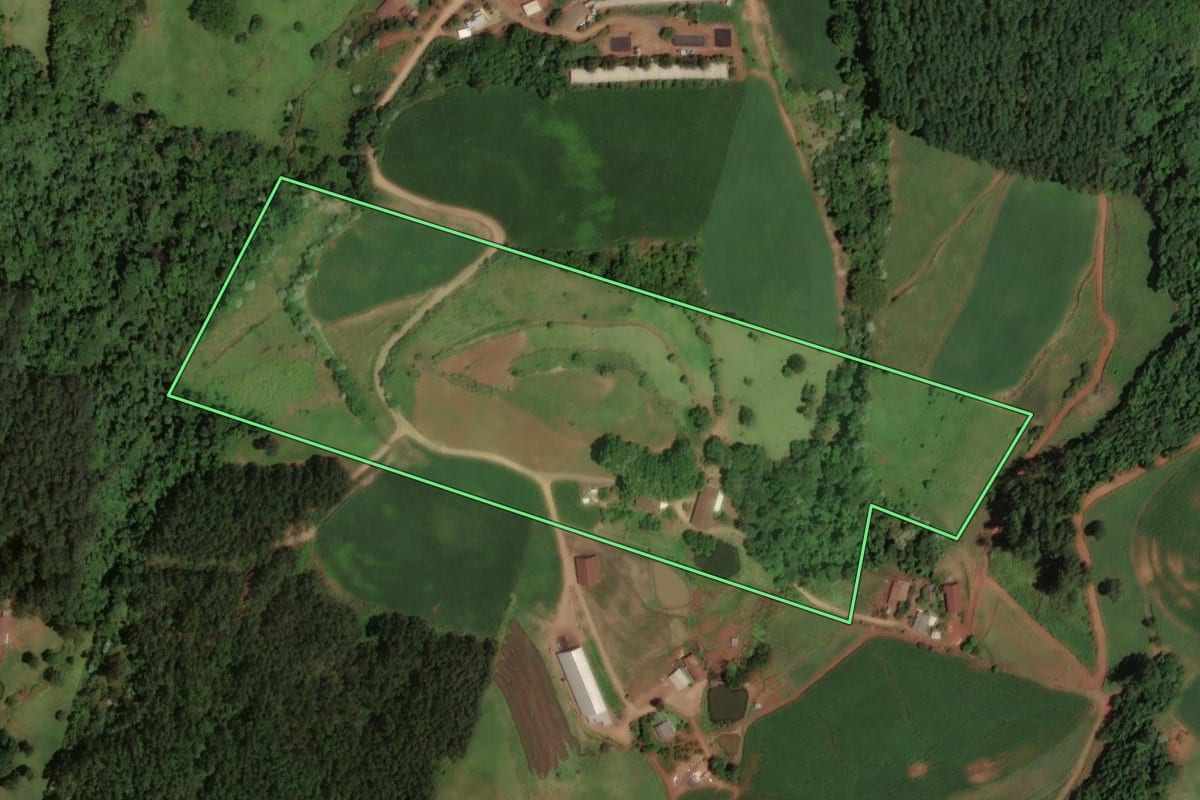 Imagem de satélite do imóvel rural em Saudades (SC), com o contorno declarado no CAR desenhado por cima.