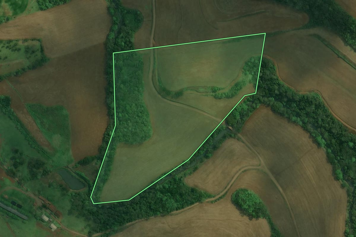 Imagem de satélite do imóvel rural em Saudades (SC), com o contorno declarado no CAR desenhado por cima.