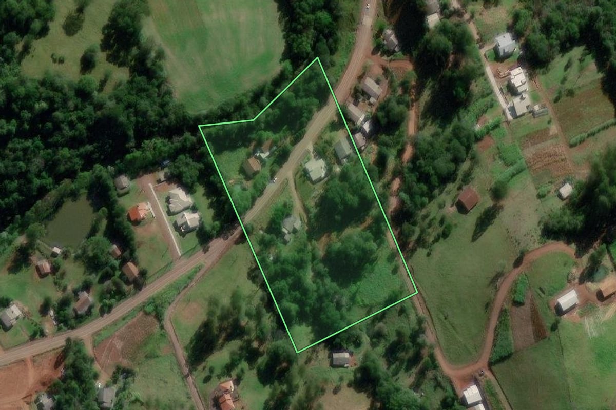 Imagem de satélite do imóvel rural em Saudades (SC), com o contorno declarado no CAR desenhado por cima.