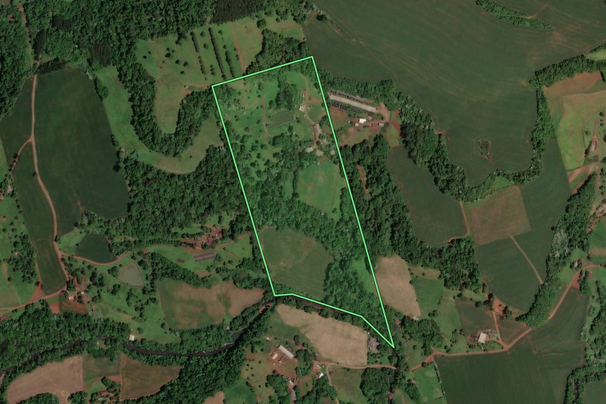 Imagem de satélite do imóvel rural em Saudades (SC), com o contorno declarado no CAR desenhado por cima.
