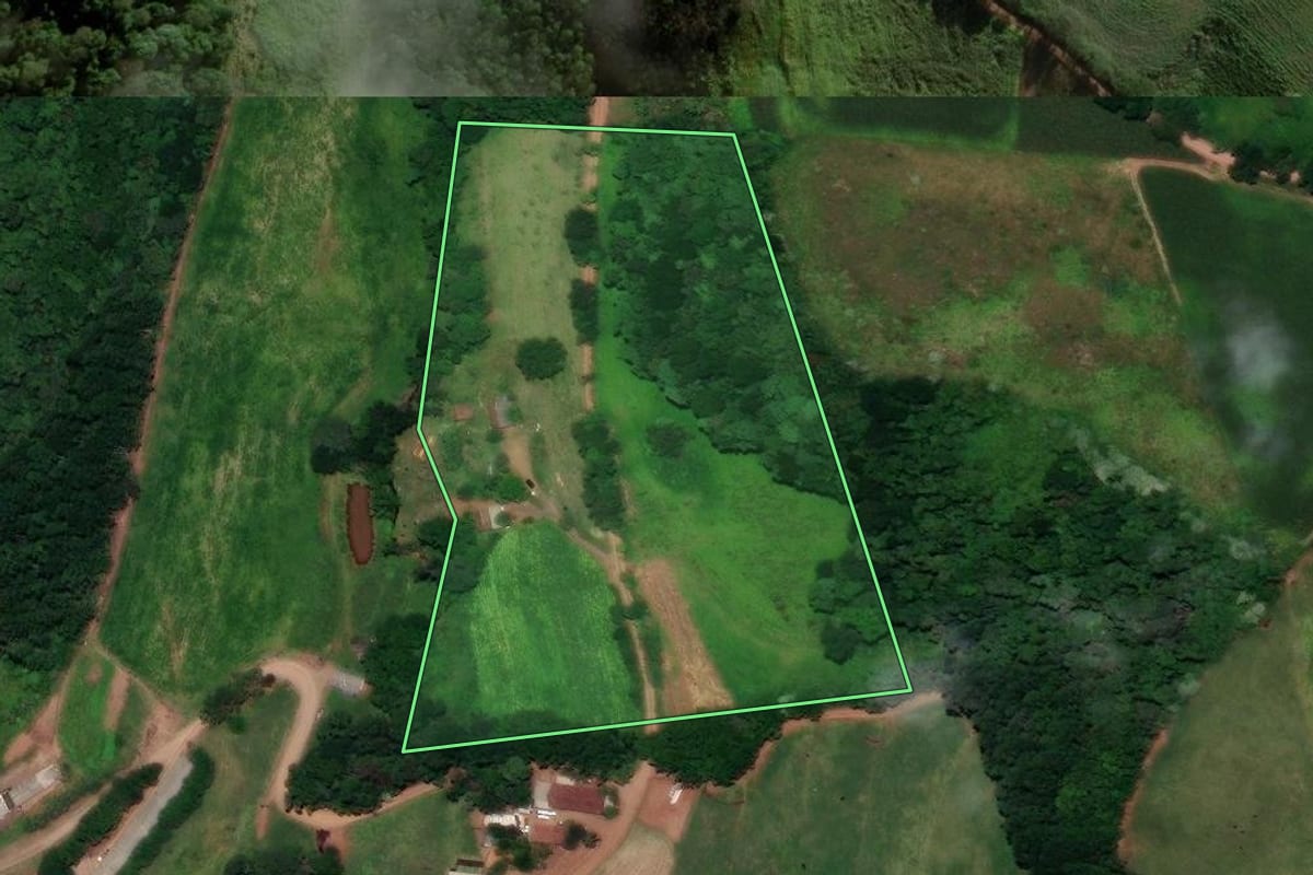 Imagem de satélite do imóvel rural em Saudades (SC), com o contorno declarado no CAR desenhado por cima.