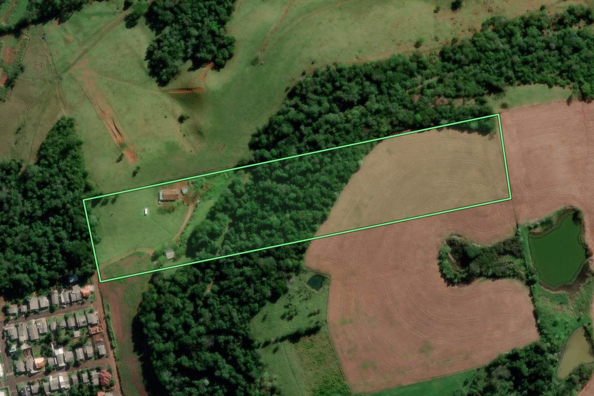Imagem de satélite do imóvel rural em Saudades (SC), com o contorno declarado no CAR desenhado por cima.