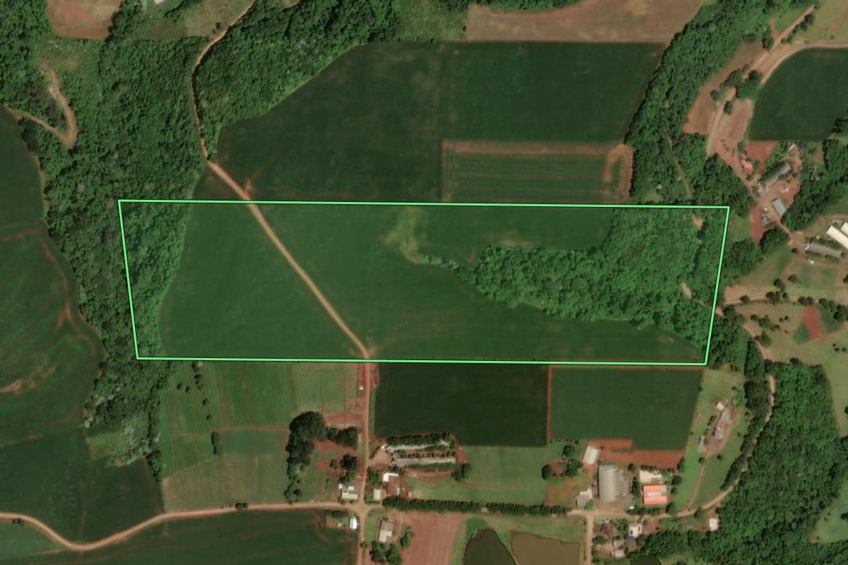 Imagem de satélite do imóvel rural em Saudades (SC), com o contorno declarado no CAR desenhado por cima.