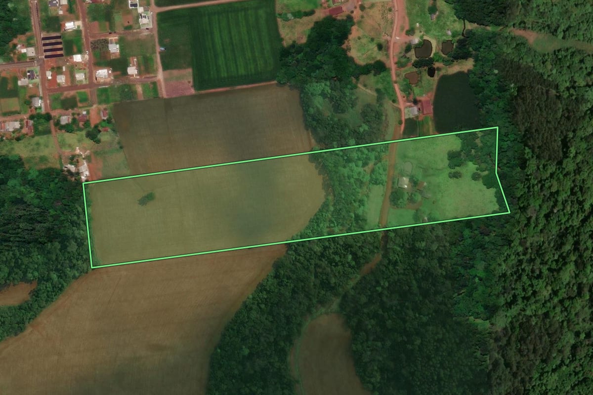 Imagem de satélite do imóvel rural em Saudades (SC), com o contorno declarado no CAR desenhado por cima.