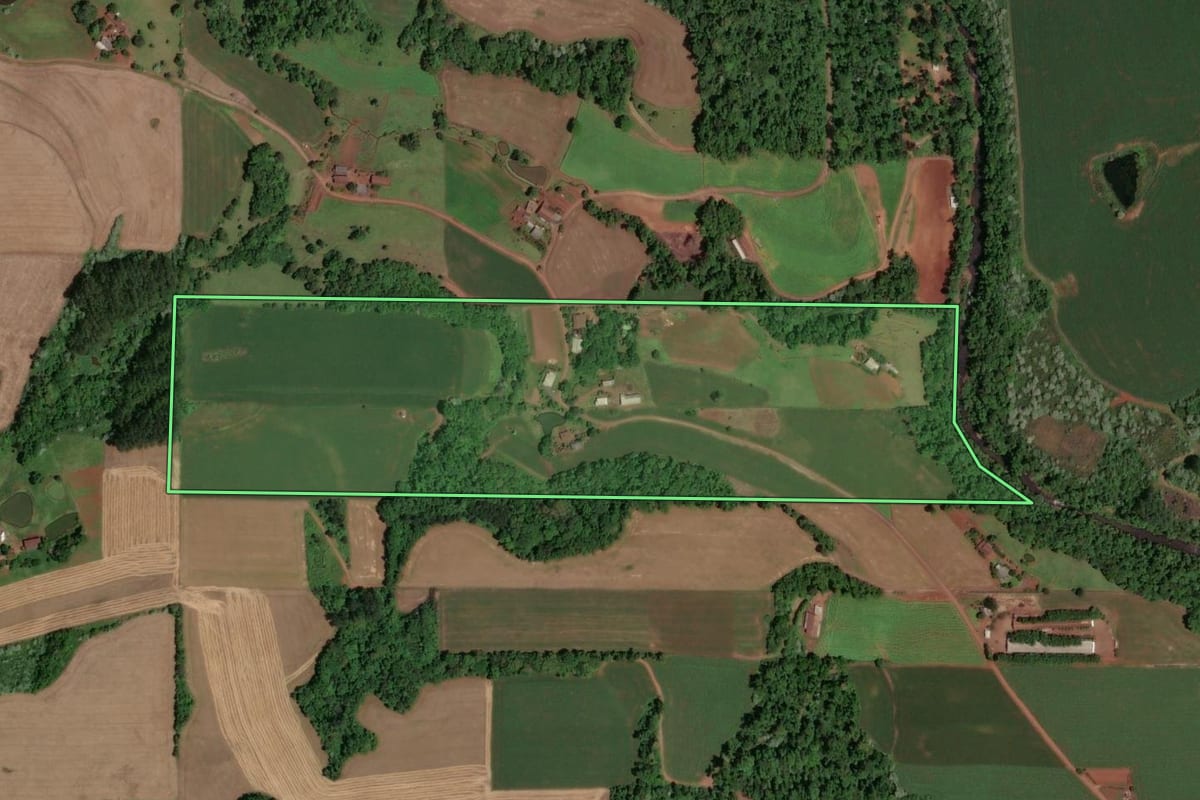 Imagem de satélite do imóvel rural em Saudades (SC), com o contorno declarado no CAR desenhado por cima.