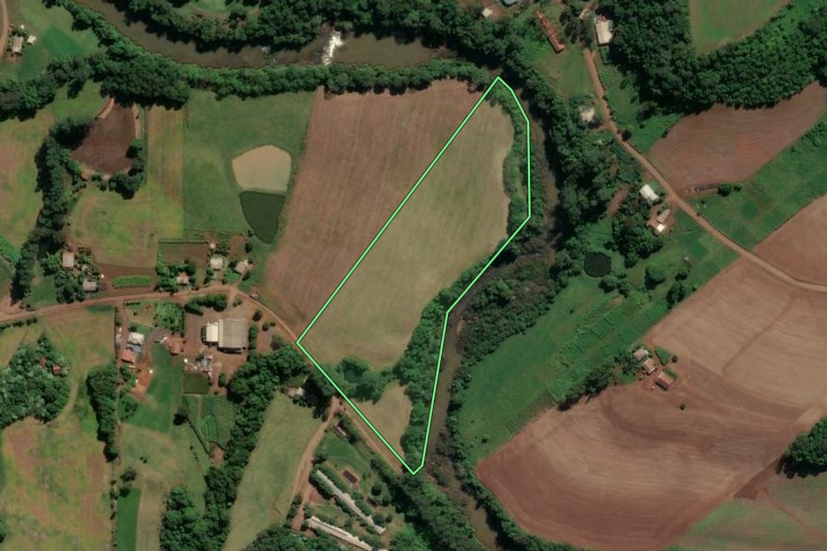 Imagem de satélite do imóvel rural em Saudades (SC), com o contorno declarado no CAR desenhado por cima.