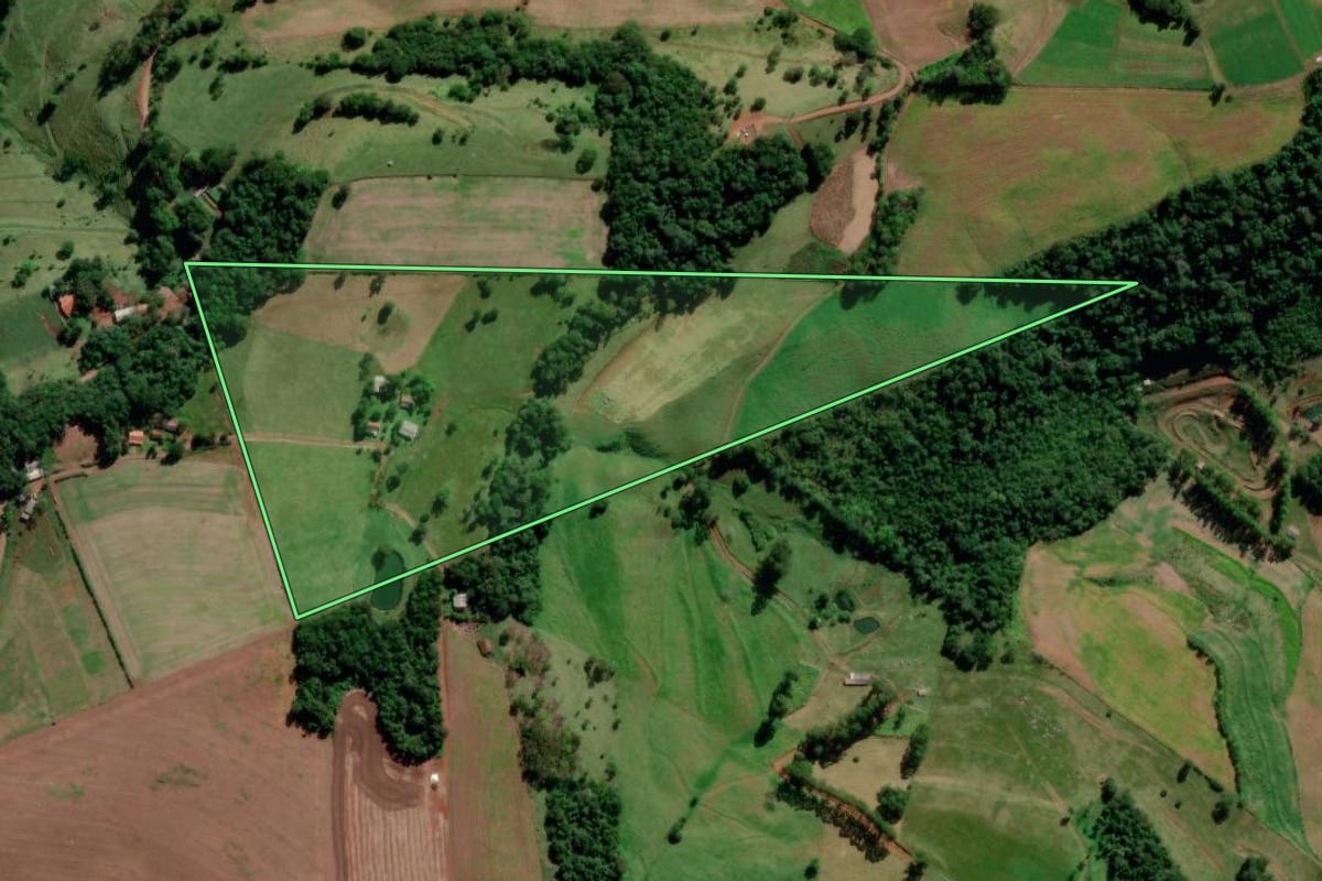 Imagem de satélite do imóvel rural em Saudades (SC), com o contorno declarado no CAR desenhado por cima.