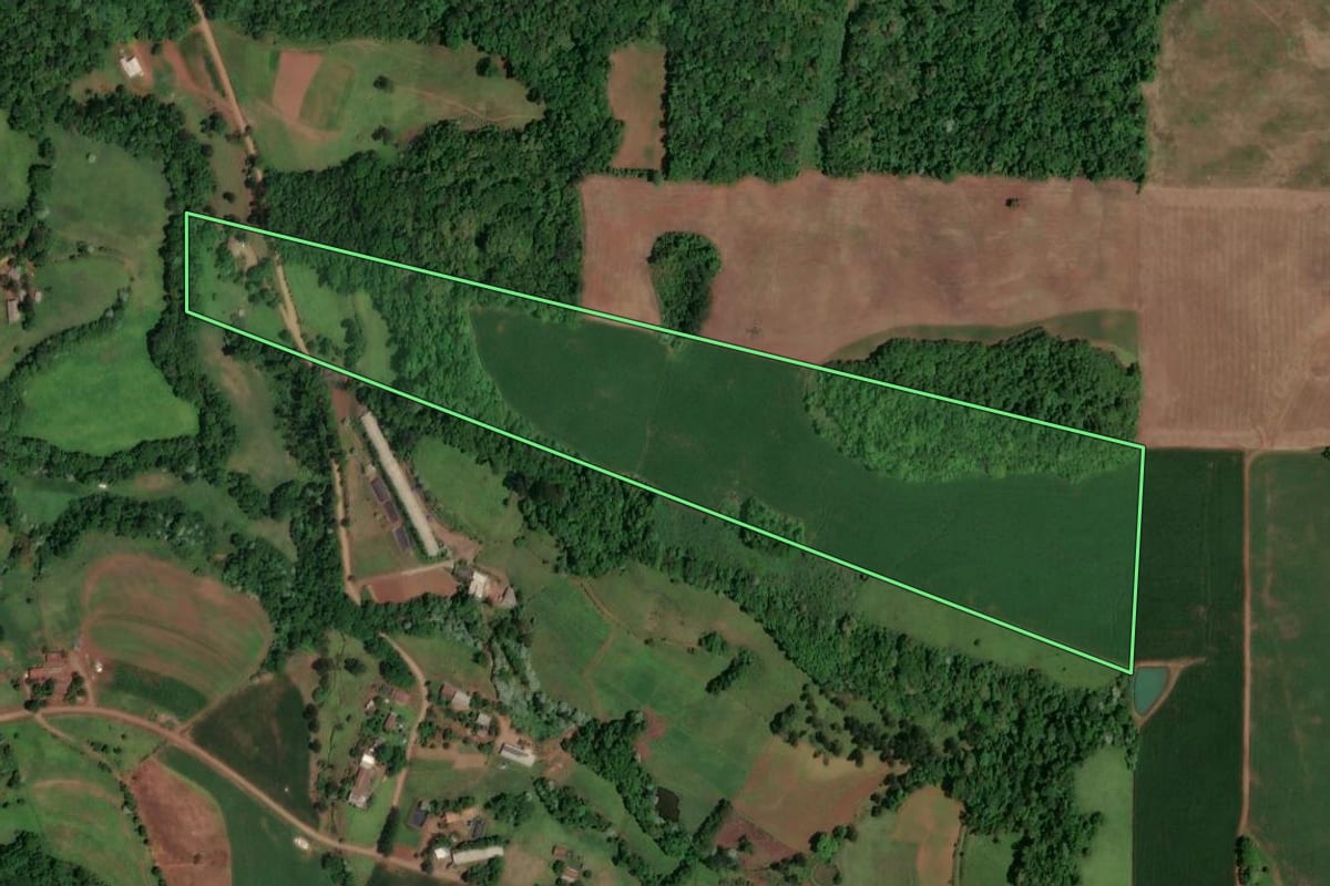 Imagem de satélite do imóvel rural em Saudades (SC), com o contorno declarado no CAR desenhado por cima.