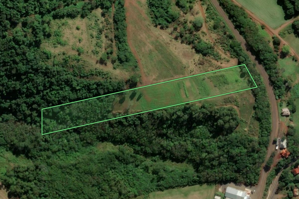 Imagem de satélite do imóvel rural em Saudades (SC), com o contorno declarado no CAR desenhado por cima.