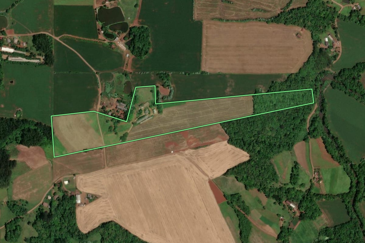 Imagem de satélite do imóvel rural em Saudades (SC), com o contorno declarado no CAR desenhado por cima.