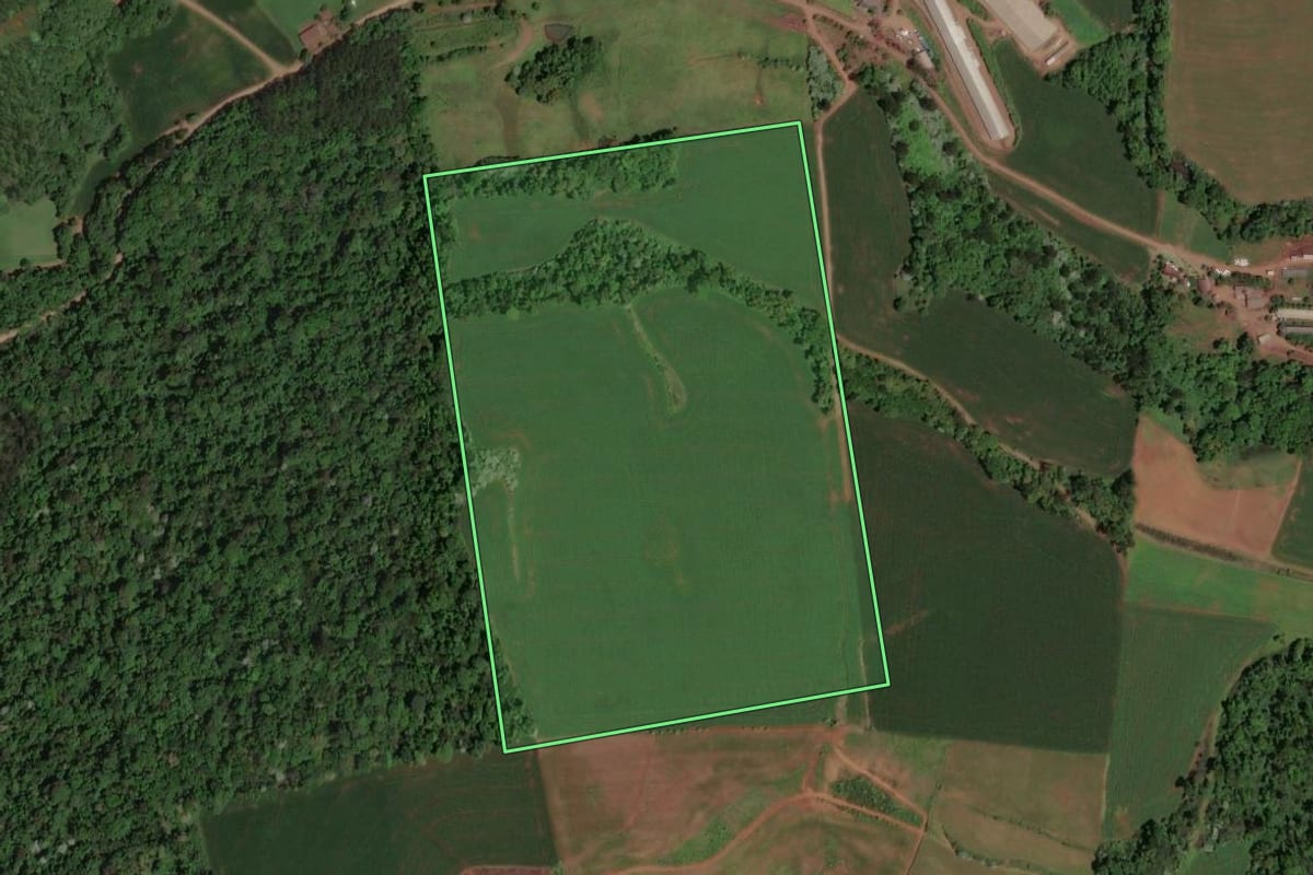 Imagem de satélite do imóvel rural em Saudades (SC), com o contorno declarado no CAR desenhado por cima.