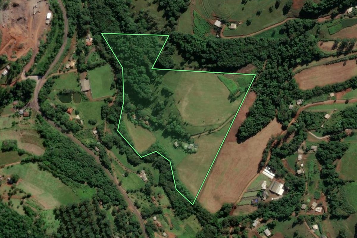 Imagem de satélite do imóvel rural em Saudades (SC), com o contorno declarado no CAR desenhado por cima.