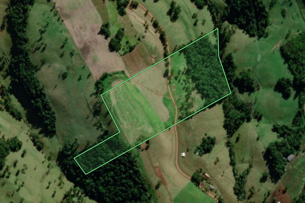 Imagem de satélite do imóvel rural em Saudades (SC), com o contorno declarado no CAR desenhado por cima.