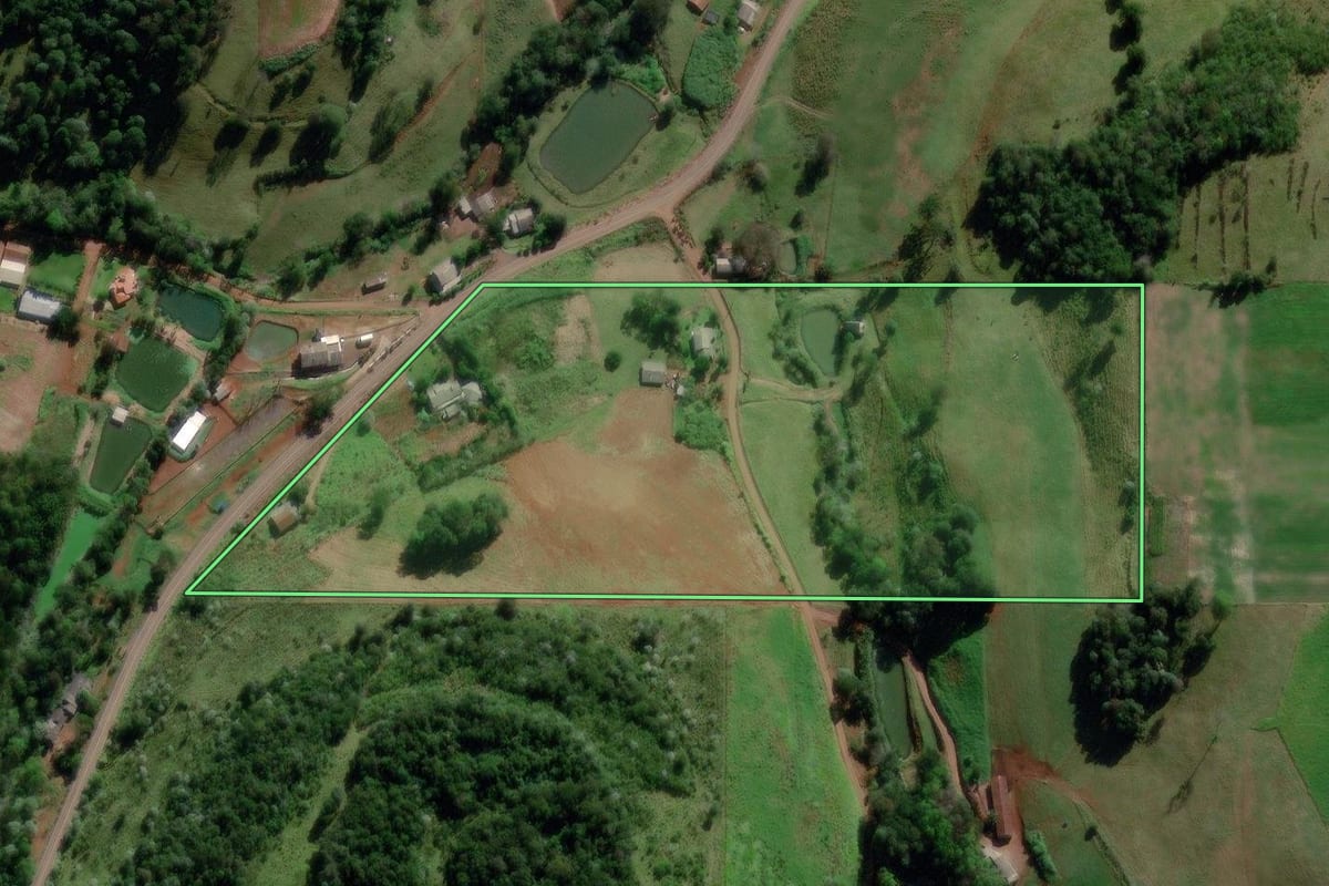 Imagem de satélite do imóvel rural em Saudades (SC), com o contorno declarado no CAR desenhado por cima.