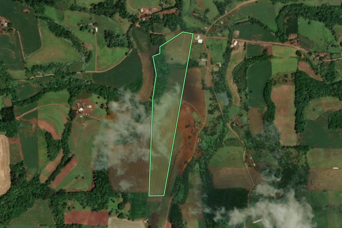 Imagem de satélite do imóvel rural em Saudades (SC), com o contorno declarado no CAR desenhado por cima.
