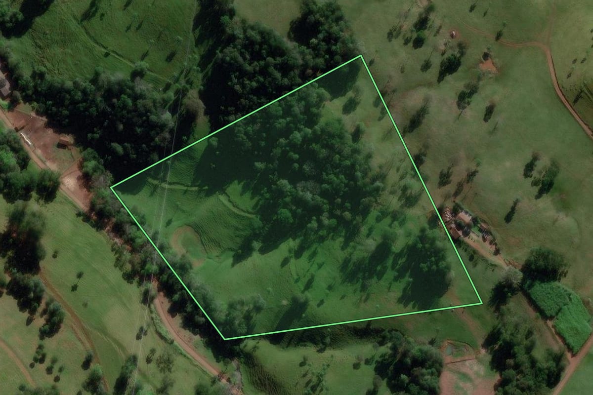 Imagem de satélite do imóvel rural em Saudades (SC), com o contorno declarado no CAR desenhado por cima.