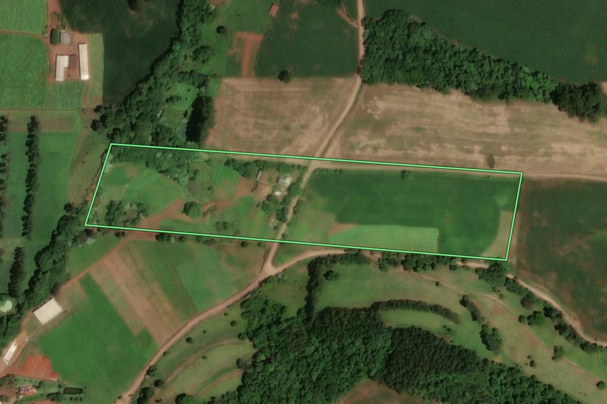 Imagem de satélite do imóvel rural em Saudades (SC), com o contorno declarado no CAR desenhado por cima.