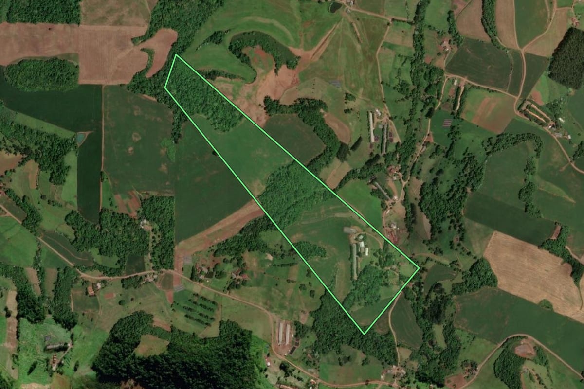Imagem de satélite do imóvel rural em Saudades (SC), com o contorno declarado no CAR desenhado por cima.
