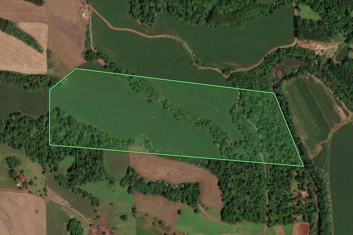 Imagem de satélite do imóvel rural em Saudades (SC), com o contorno declarado no CAR desenhado por cima.