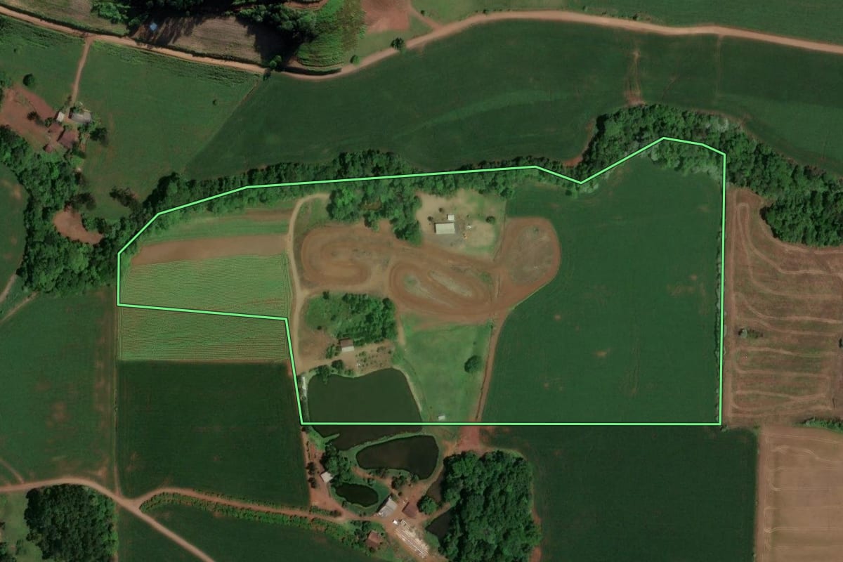 Imagem de satélite do imóvel rural em Saudades (SC), com o contorno declarado no CAR desenhado por cima.