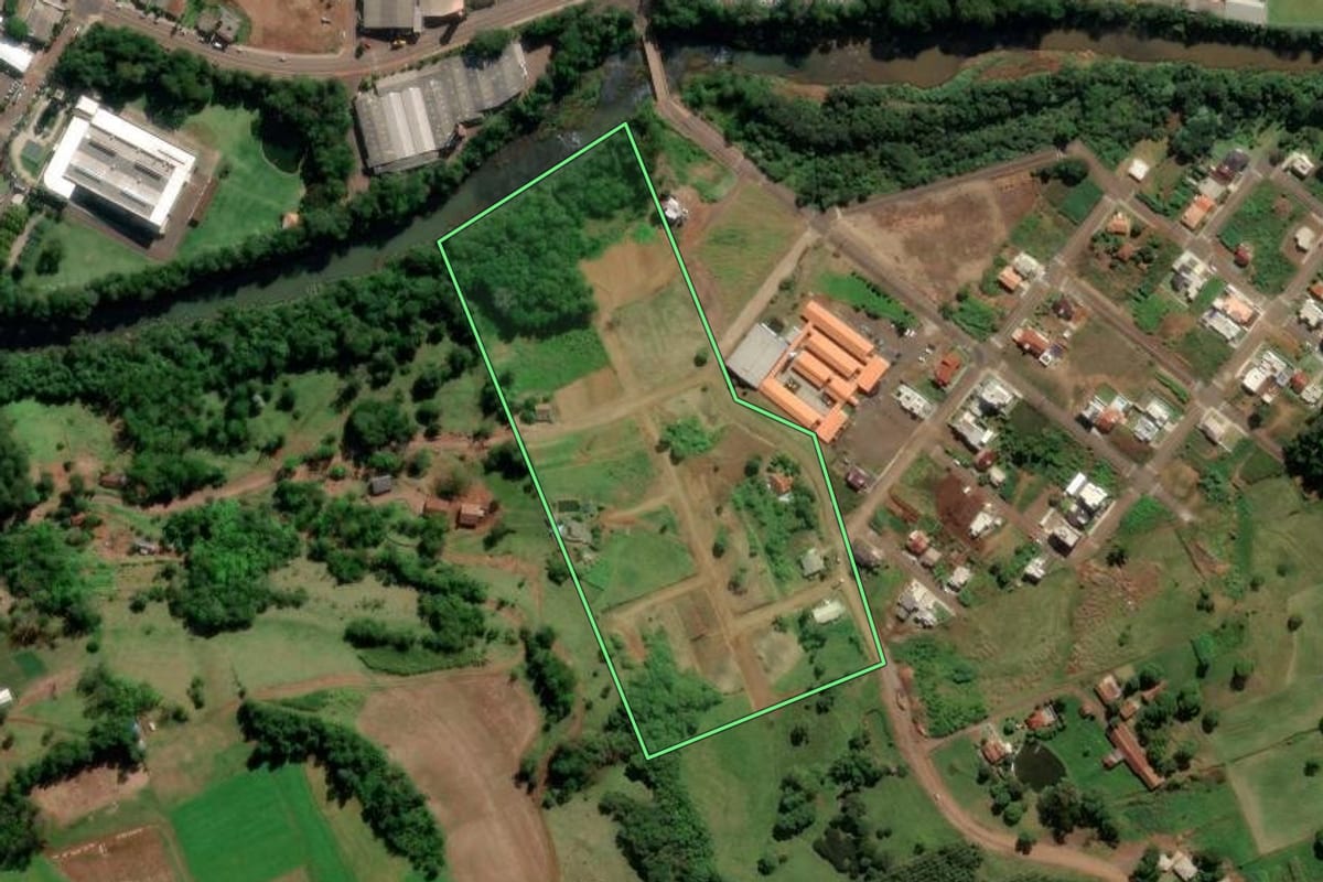 Imagem de satélite do imóvel rural em Saudades (SC), com o contorno declarado no CAR desenhado por cima.
