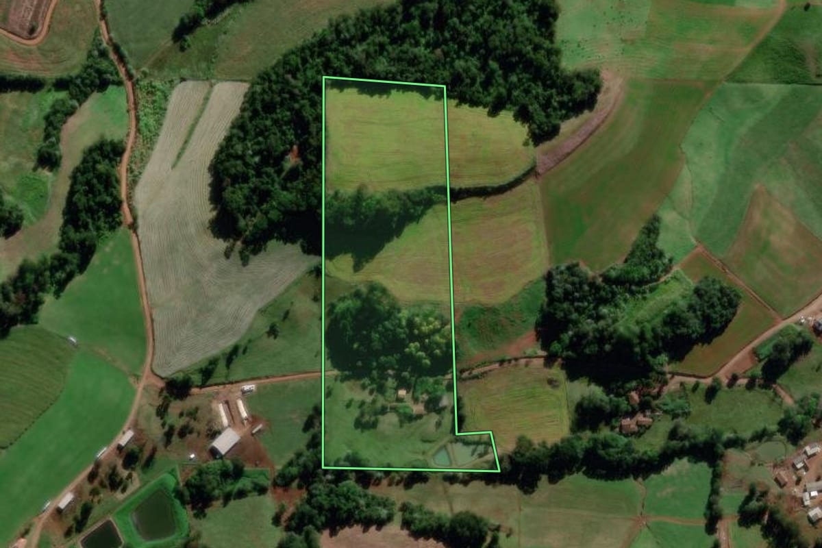 Imagem de satélite do imóvel rural em Saudades (SC), com o contorno declarado no CAR desenhado por cima.