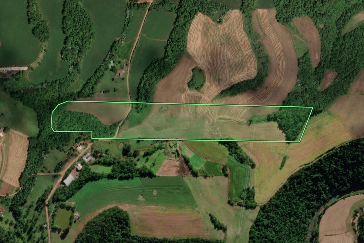 Imagem de satélite do imóvel rural em Saudades (SC), com o contorno declarado no CAR desenhado por cima.