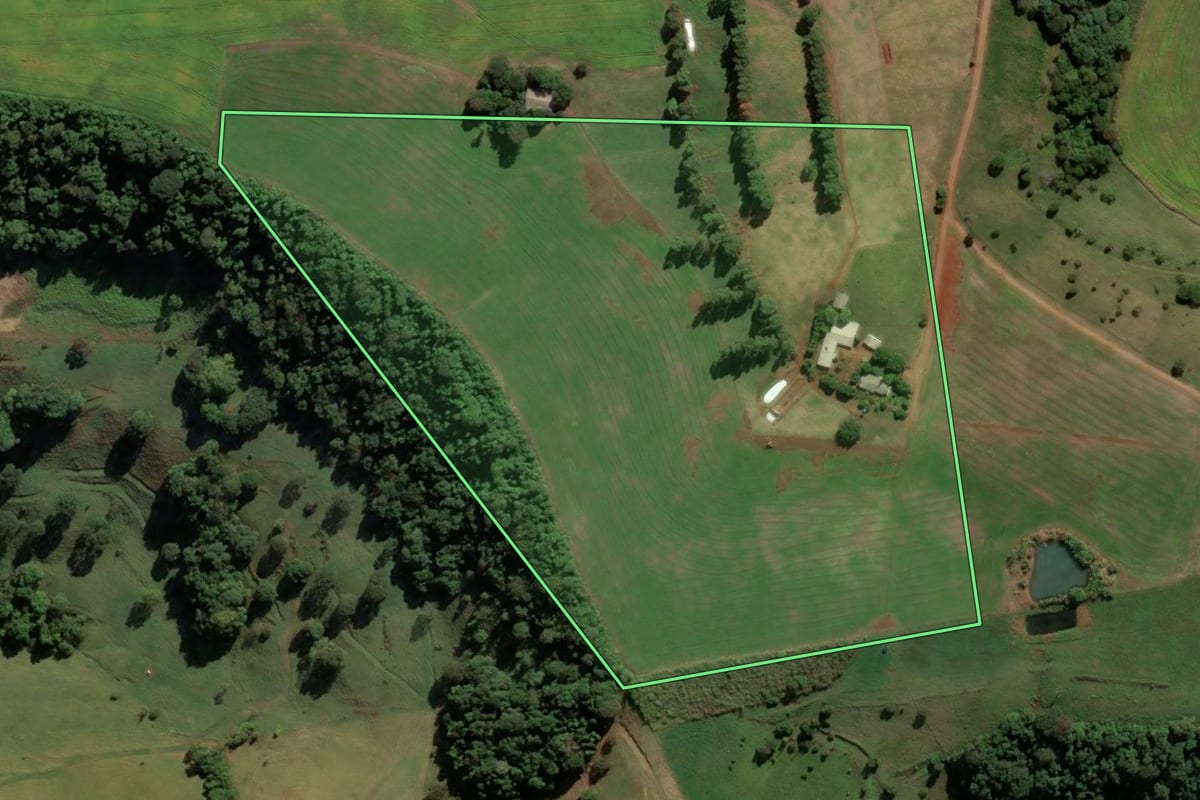 Imagem de satélite do imóvel rural em Saudades (SC), com o contorno declarado no CAR desenhado por cima.